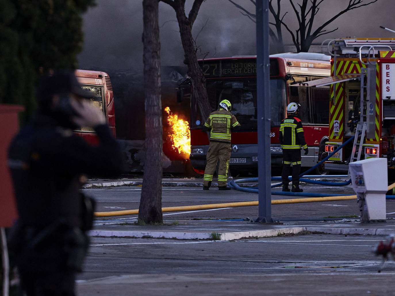 Fotos: Incendio en las cocheras de la EMT del barrio de San Isidro de Valencia