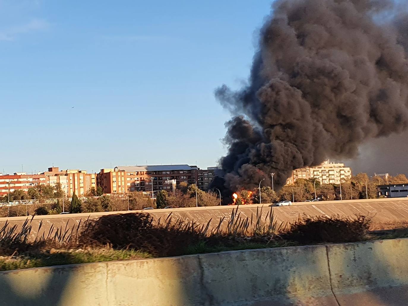 Fotos: Incendio en las cocheras de la EMT del barrio de San Isidro de Valencia