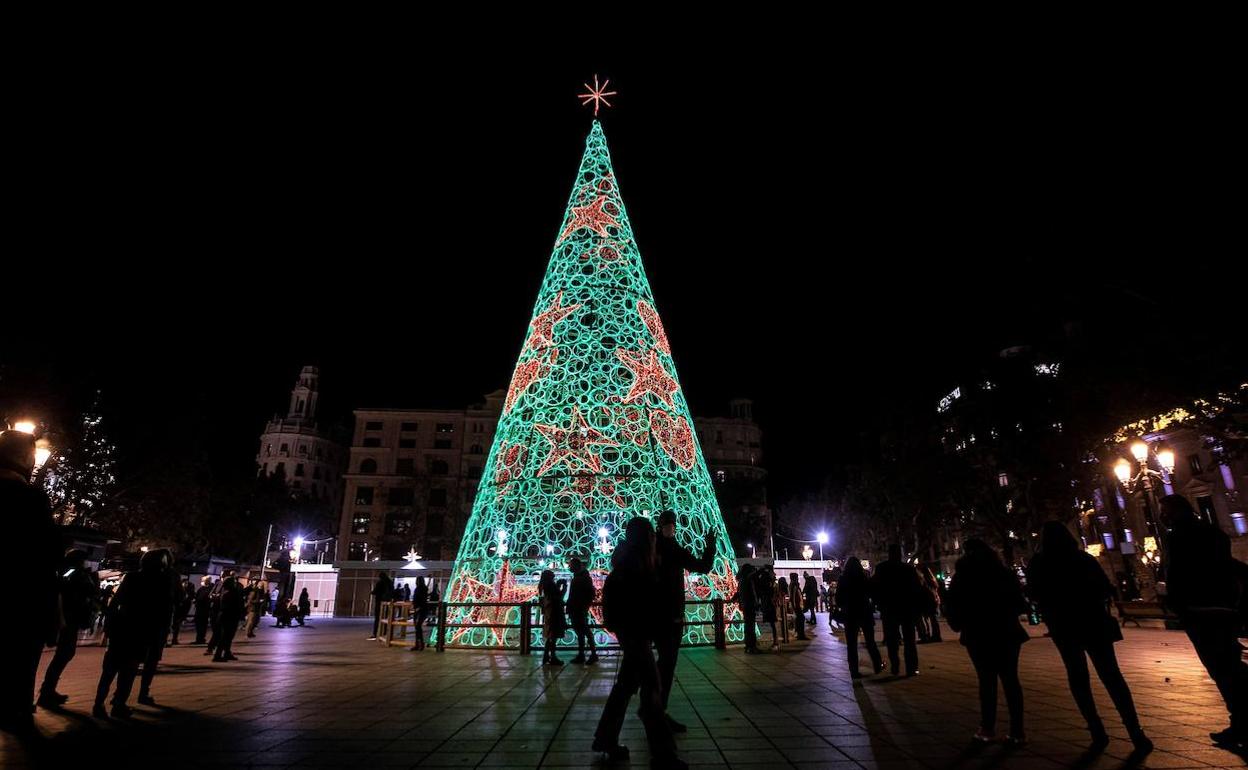 Árbol de Navidad en la plaza del Ayuntamiento de Valencia. 