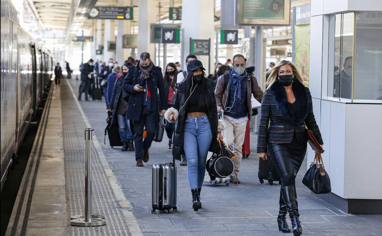 Llegada a Valencia de pasajeros en el AVE este viernes. 