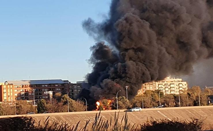 Incendio en las cocheras de la EMT del barrio de San Isidro de Valencia 