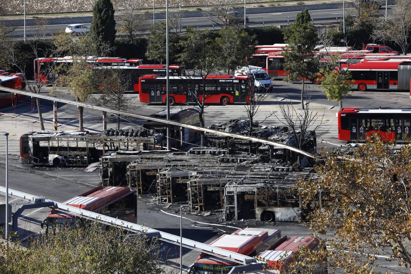 El incendio en la cochera sur de la Empresa Municipal de Transportes (EMT) este sabádo provocó una columna de humo visible desde diferentes puntos de la ciudad y dejó una veintena de autobuses calcinados.