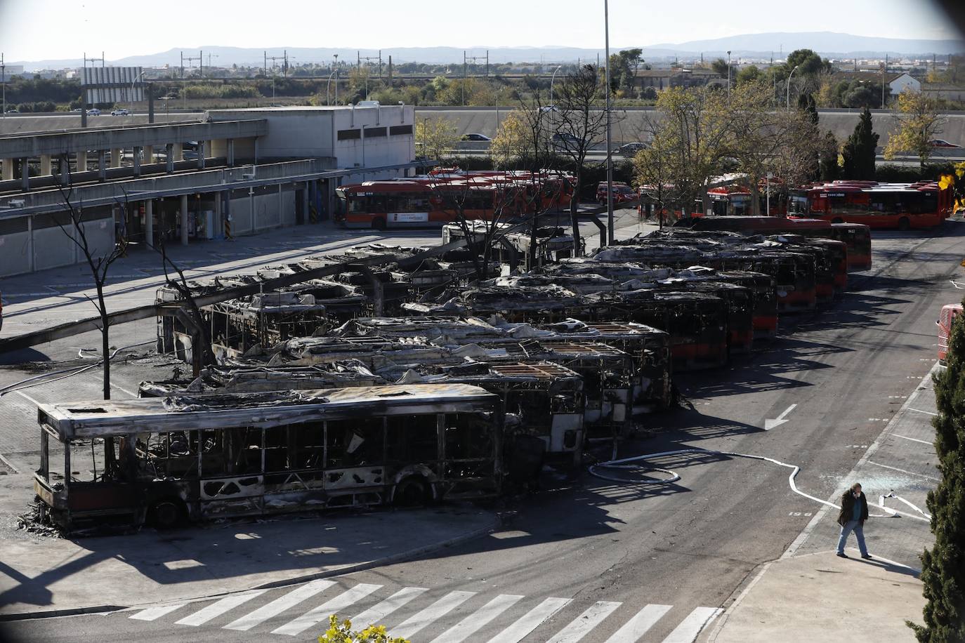 El incendio en la cochera sur de la Empresa Municipal de Transportes (EMT) este sabádo provocó una columna de humo visible desde diferentes puntos de la ciudad y dejó una veintena de autobuses calcinados.