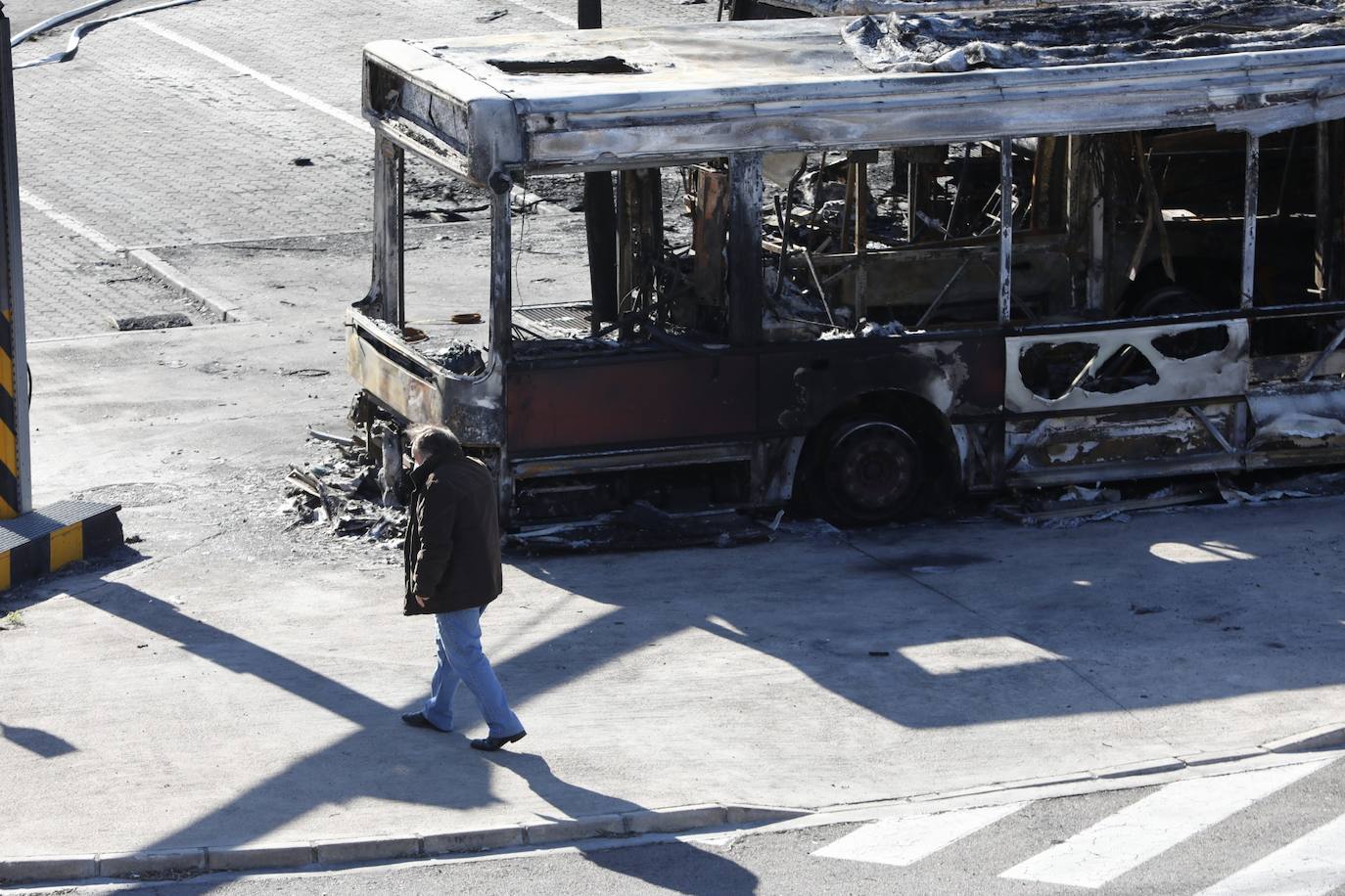 El incendio en la cochera sur de la Empresa Municipal de Transportes (EMT) este sabádo provocó una columna de humo visible desde diferentes puntos de la ciudad y dejó una veintena de autobuses calcinados.