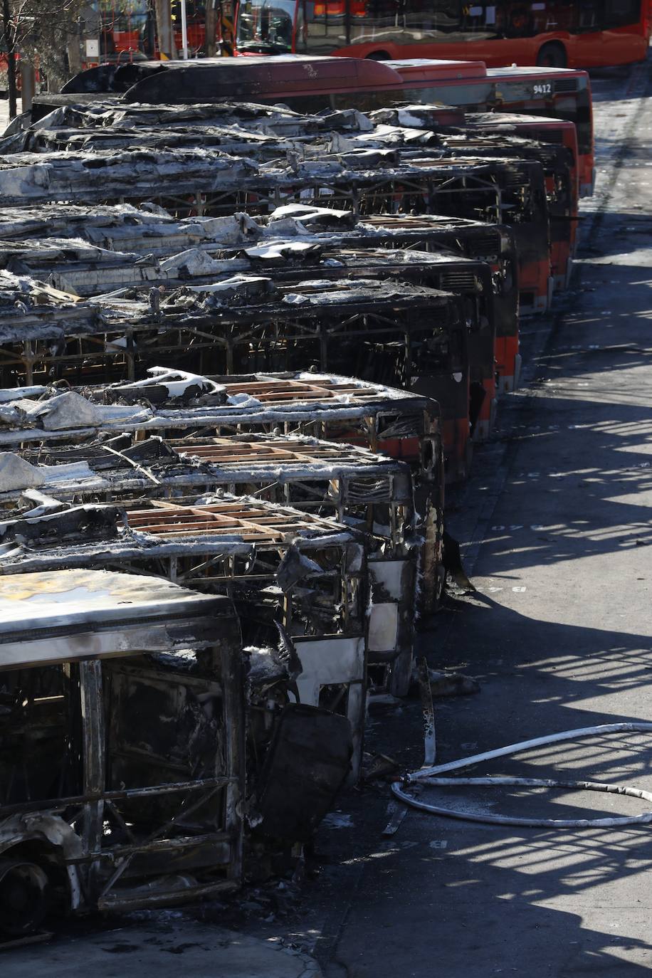 El incendio en la cochera sur de la Empresa Municipal de Transportes (EMT) este sabádo provocó una columna de humo visible desde diferentes puntos de la ciudad y dejó una veintena de autobuses calcinados.