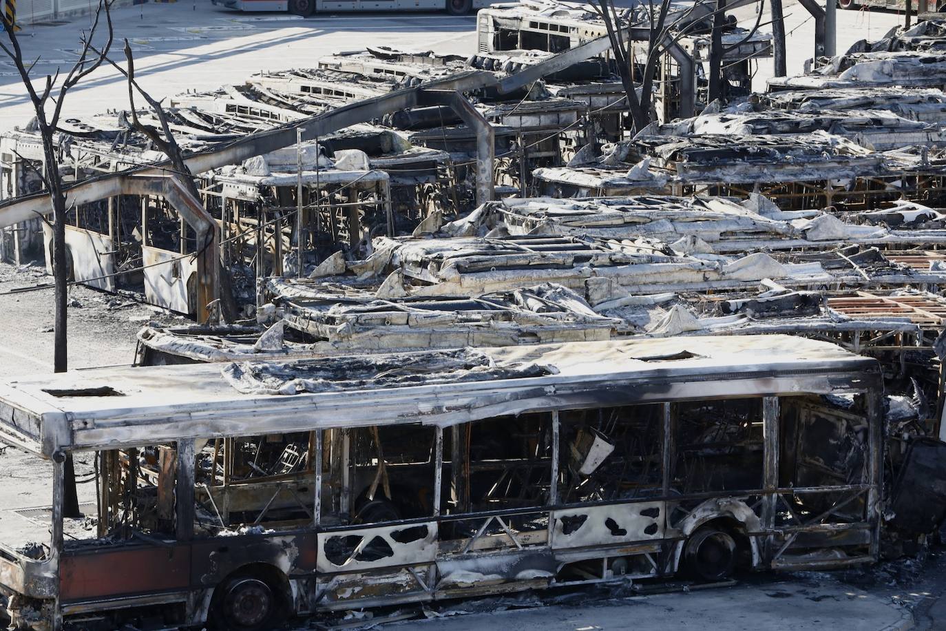 El incendio en la cochera sur de la Empresa Municipal de Transportes (EMT) este sabádo provocó una columna de humo visible desde diferentes puntos de la ciudad y dejó una veintena de autobuses calcinados.