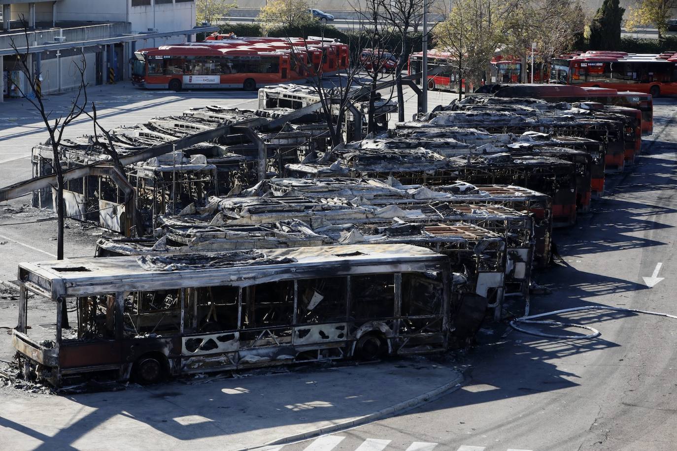 El incendio en la cochera sur de la Empresa Municipal de Transportes (EMT) este sabádo provocó una columna de humo visible desde diferentes puntos de la ciudad y dejó una veintena de autobuses calcinados.