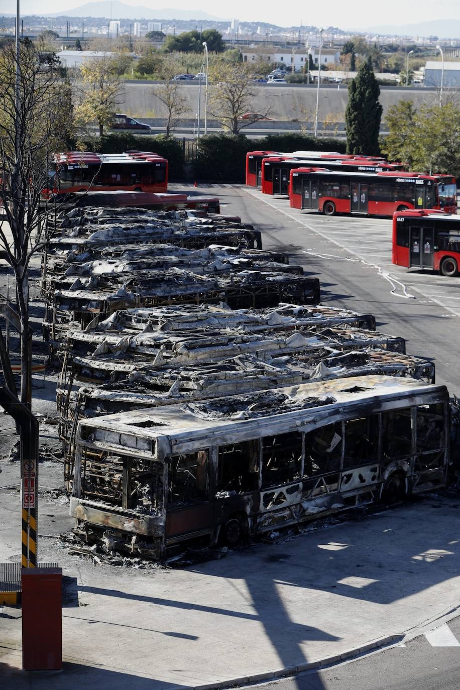 El incendio en la cochera sur de la Empresa Municipal de Transportes (EMT) este sabádo provocó una columna de humo visible desde diferentes puntos de la ciudad y dejó una veintena de autobuses calcinados.