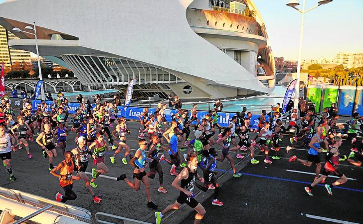 La salida del medio y maratón estuvo blindada al público. 