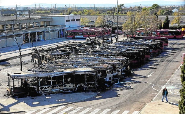 El fuego deja 26 autobuses quemados e inutiliza una estación de carga de gas