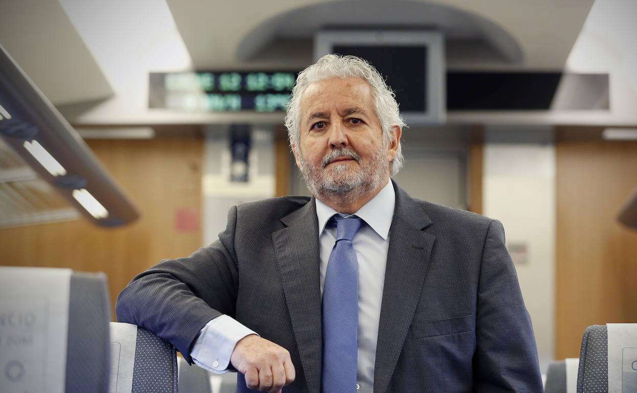 Juan Manuel Yerves, en uno de los trenes que cubren el trayecto Valencia-Madrid.