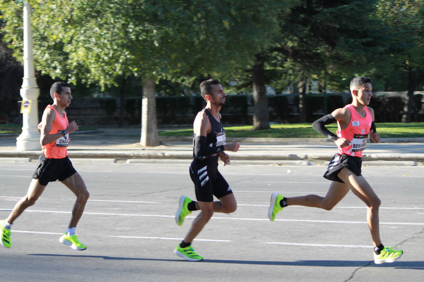 La 40 edición del Maratón Maratón de Valencia Fundación Trinidad Alfonso-EDP no ha sido como se planeó, puesto que la organización ha tenido que renunciar a la carrera popular, pero ha sido, igualmente, especial. La competición se ha celebrado a lo grande con dos carreras que han congregado a los mejores del mundo. En el maratón, el keniano Evans Chebet se ha impuesto con un tiempo de 2:03:00 horas, que supone un nuevo récord de la carrera valenciana y que la sitúa como el tercer maratón más rápido del mundo por detrás de Londres y Berlín. Además, el atleta Ayad Lamdassem ha batido el récord de España. 