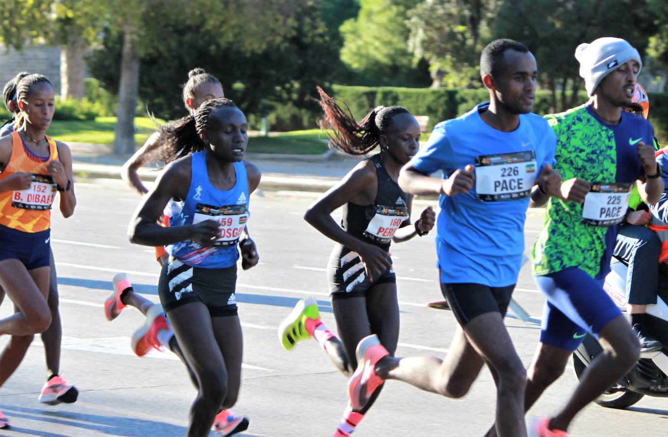 La 40 edición del Maratón Maratón de Valencia Fundación Trinidad Alfonso-EDP no ha sido como se planeó, puesto que la organización ha tenido que renunciar a la carrera popular, pero ha sido, igualmente, especial. La competición se ha celebrado a lo grande con dos carreras que han congregado a los mejores del mundo. En el maratón, el keniano Evans Chebet se ha impuesto con un tiempo de 2:03:00 horas, que supone un nuevo récord de la carrera valenciana y que la sitúa como el tercer maratón más rápido del mundo por detrás de Londres y Berlín. Además, el atleta Ayad Lamdassem ha batido el récord de España. 