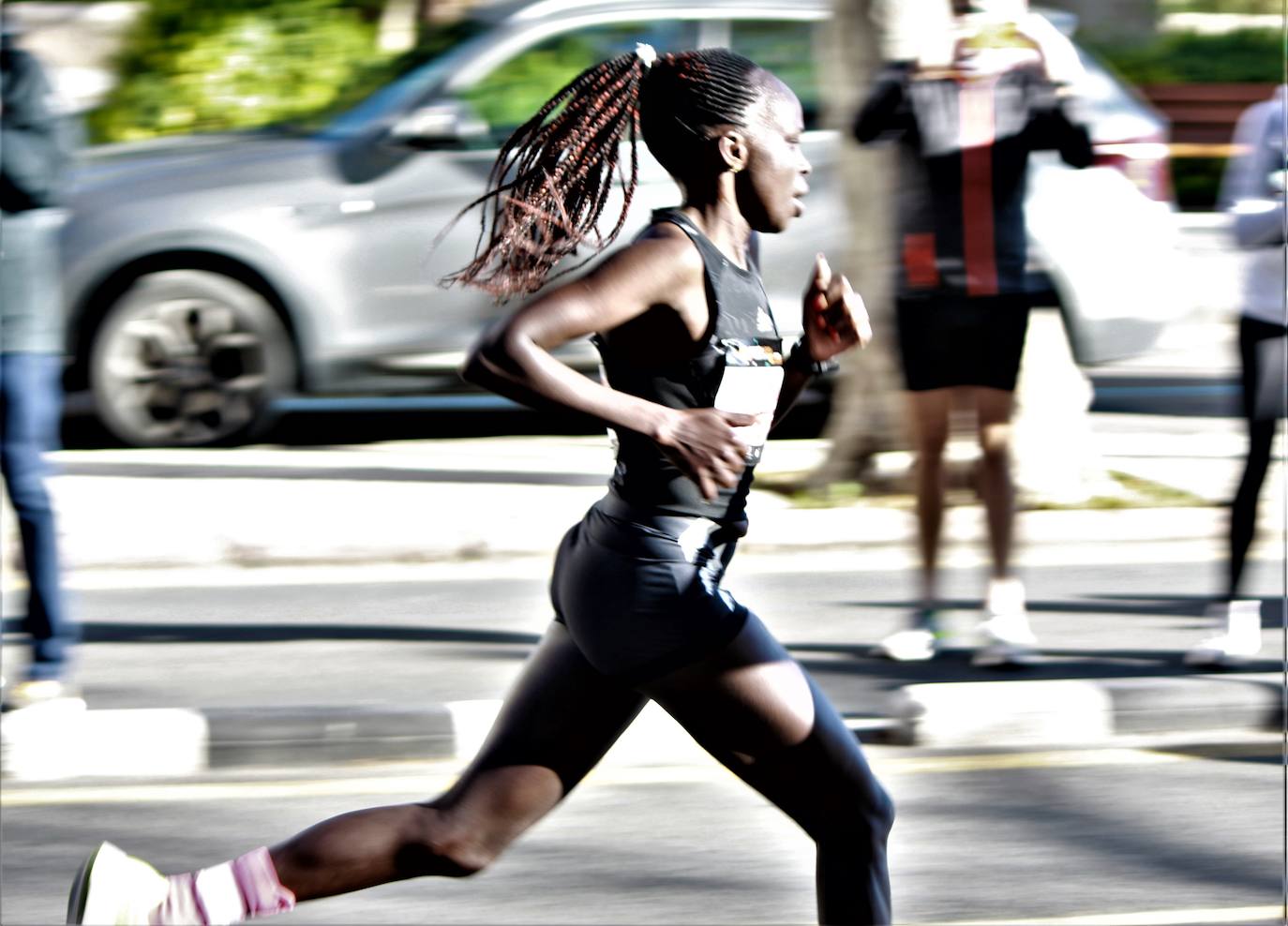 La 40 edición del Maratón Maratón de Valencia Fundación Trinidad Alfonso-EDP no ha sido como se planeó, puesto que la organización ha tenido que renunciar a la carrera popular, pero ha sido, igualmente, especial. La competición se ha celebrado a lo grande con dos carreras que han congregado a los mejores del mundo. En el maratón, el keniano Evans Chebet se ha impuesto con un tiempo de 2:03:00 horas, que supone un nuevo récord de la carrera valenciana y que la sitúa como el tercer maratón más rápido del mundo por detrás de Londres y Berlín. Además, el atleta Ayad Lamdassem ha batido el récord de España. 