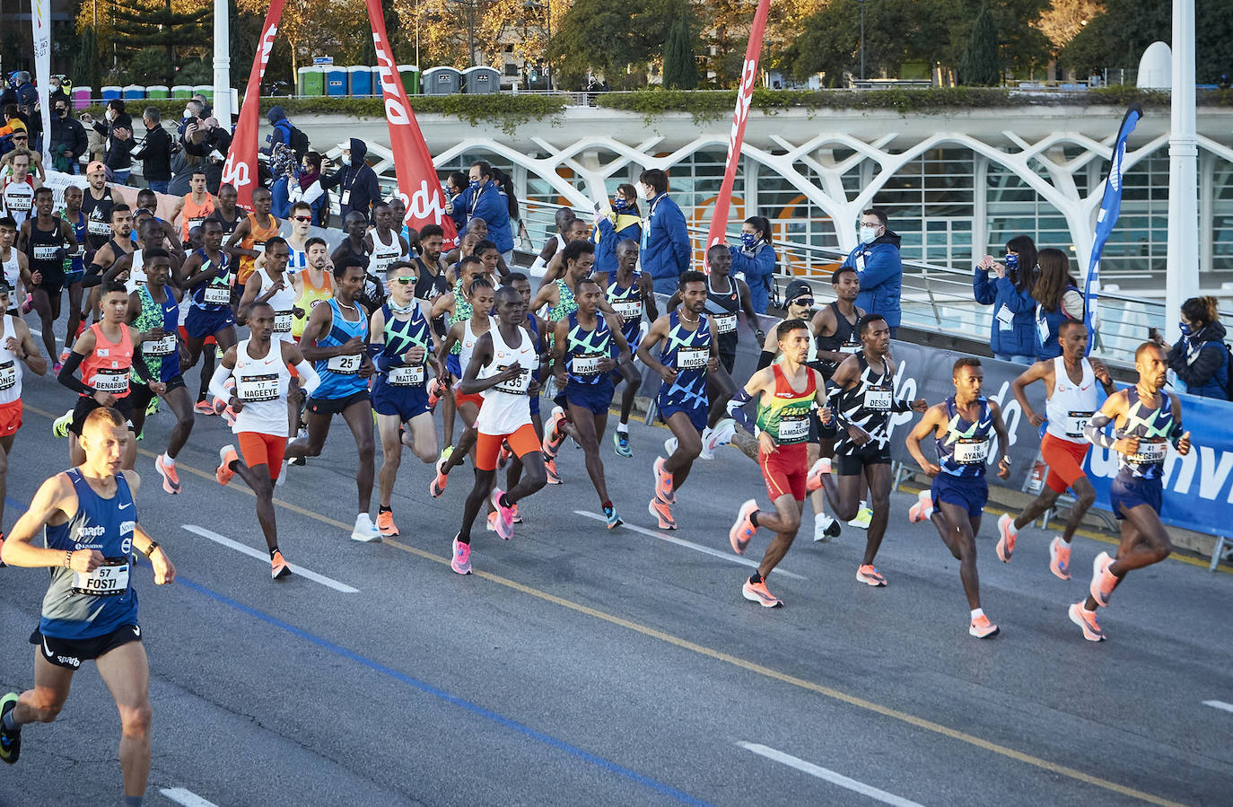 La 40 edición del Maratón Maratón de Valencia Fundación Trinidad Alfonso-EDP no ha sido como se planeó, puesto que la organización ha tenido que renunciar a la carrera popular, pero ha sido, igualmente, especial. La competición se ha celebrado a lo grande con dos carreras que han congregado a los mejores del mundo. En el maratón, el keniano Evans Chebet se ha impuesto con un tiempo de 2:03:00 horas, que supone un nuevo récord de la carrera valenciana y que la sitúa como el tercer maratón más rápido del mundo por detrás de Londres y Berlín. Además, el atleta Ayad Lamdassem ha batido el récord de España. 