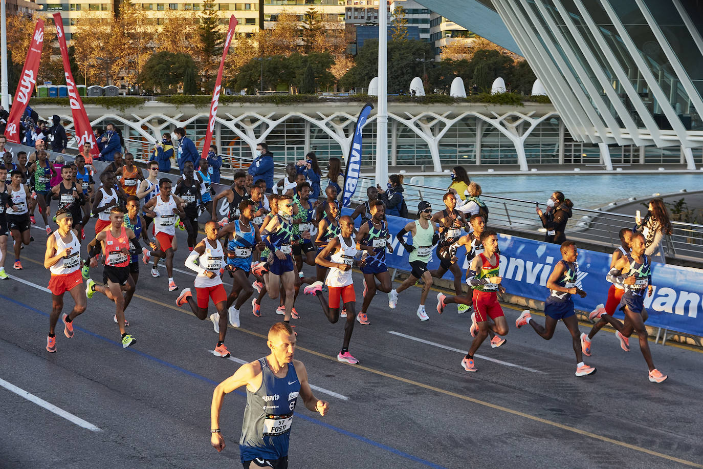 La 40 edición del Maratón Maratón de Valencia Fundación Trinidad Alfonso-EDP no ha sido como se planeó, puesto que la organización ha tenido que renunciar a la carrera popular, pero ha sido, igualmente, especial. La competición se ha celebrado a lo grande con dos carreras que han congregado a los mejores del mundo. En el maratón, el keniano Evans Chebet se ha impuesto con un tiempo de 2:03:00 horas, que supone un nuevo récord de la carrera valenciana y que la sitúa como el tercer maratón más rápido del mundo por detrás de Londres y Berlín. Además, el atleta Ayad Lamdassem ha batido el récord de España. 