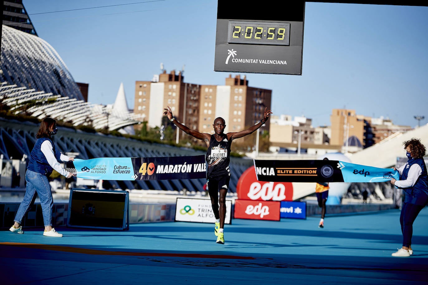 La 40 edición del Maratón Maratón de Valencia Fundación Trinidad Alfonso-EDP no ha sido como se planeó, puesto que la organización ha tenido que renunciar a la carrera popular, pero ha sido, igualmente, especial. La competición se ha celebrado a lo grande con dos carreras que han congregado a los mejores del mundo. En el maratón, el keniano Evans Chebet se ha impuesto con un tiempo de 2:03:00 horas, que supone un nuevo récord de la carrera valenciana y que la sitúa como el tercer maratón más rápido del mundo por detrás de Londres y Berlín. Además, el atleta Ayad Lamdassem ha batido el récord de España. 