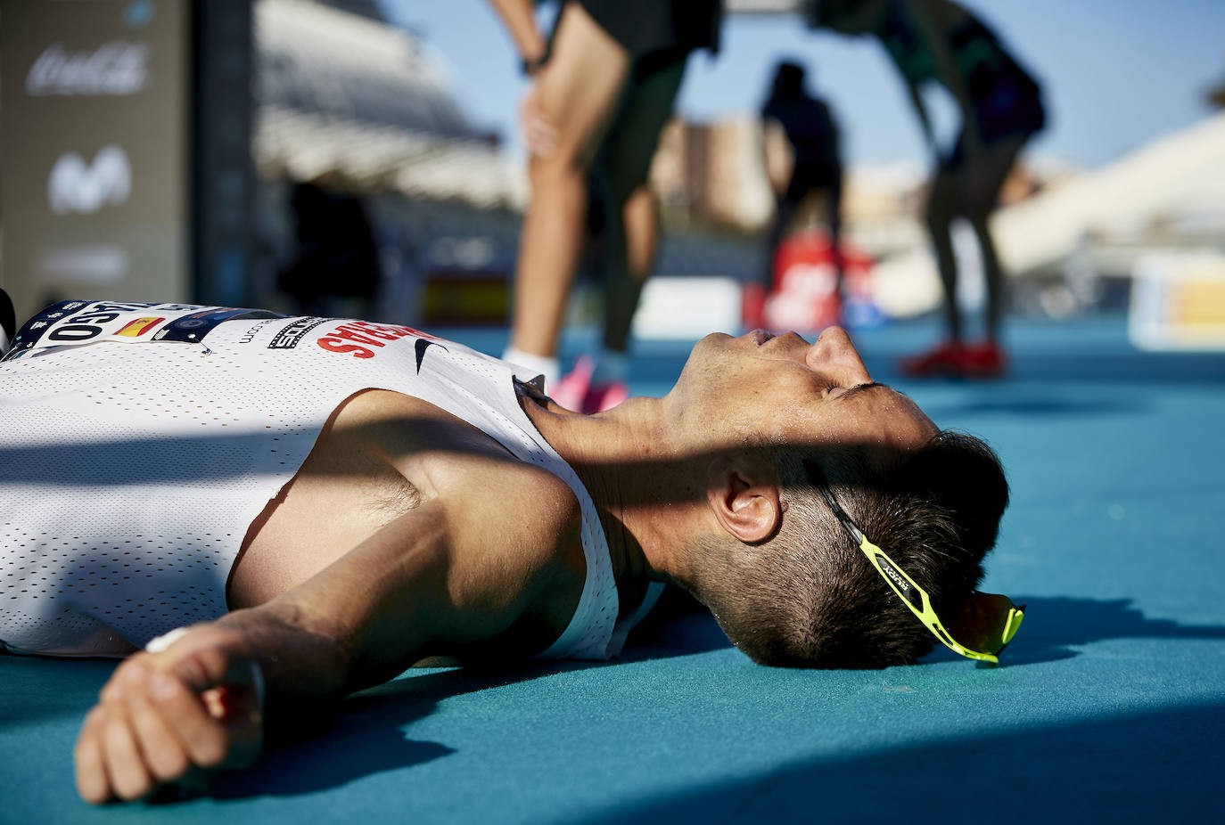 La 40 edición del Maratón Maratón de Valencia Fundación Trinidad Alfonso-EDP no ha sido como se planeó, puesto que la organización ha tenido que renunciar a la carrera popular, pero ha sido, igualmente, especial. La competición se ha celebrado a lo grande con dos carreras que han congregado a los mejores del mundo. En el maratón, el keniano Evans Chebet se ha impuesto con un tiempo de 2:03:00 horas, que supone un nuevo récord de la carrera valenciana y que la sitúa como el tercer maratón más rápido del mundo por detrás de Londres y Berlín. Además, el atleta Ayad Lamdassem ha batido el récord de España. 