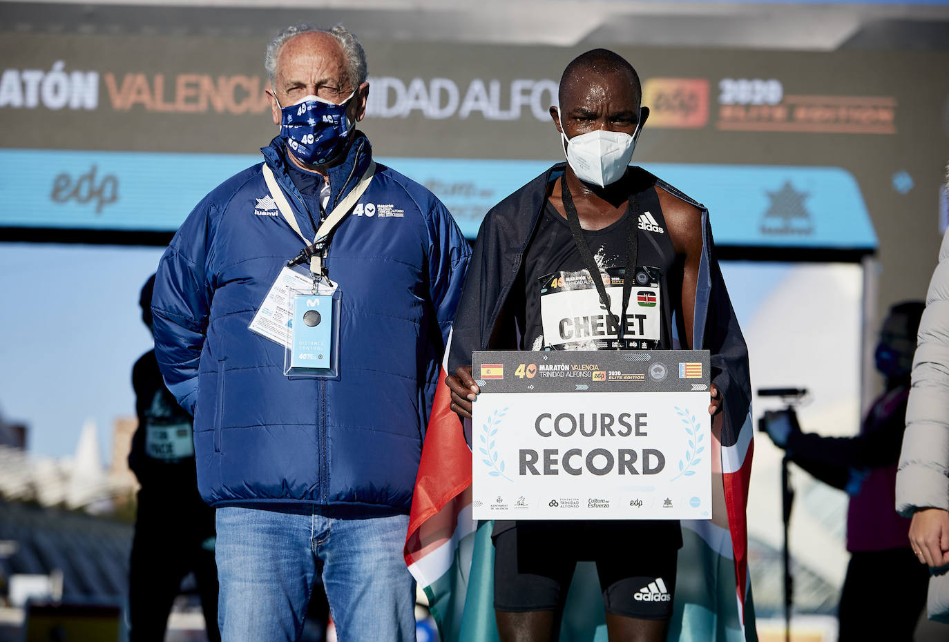 La 40 edición del Maratón Maratón de Valencia Fundación Trinidad Alfonso-EDP no ha sido como se planeó, puesto que la organización ha tenido que renunciar a la carrera popular, pero ha sido, igualmente, especial. La competición se ha celebrado a lo grande con dos carreras que han congregado a los mejores del mundo. En el maratón, el keniano Evans Chebet se ha impuesto con un tiempo de 2:03:00 horas, que supone un nuevo récord de la carrera valenciana y que la sitúa como el tercer maratón más rápido del mundo por detrás de Londres y Berlín. Además, el atleta Ayad Lamdassem ha batido el récord de España. 