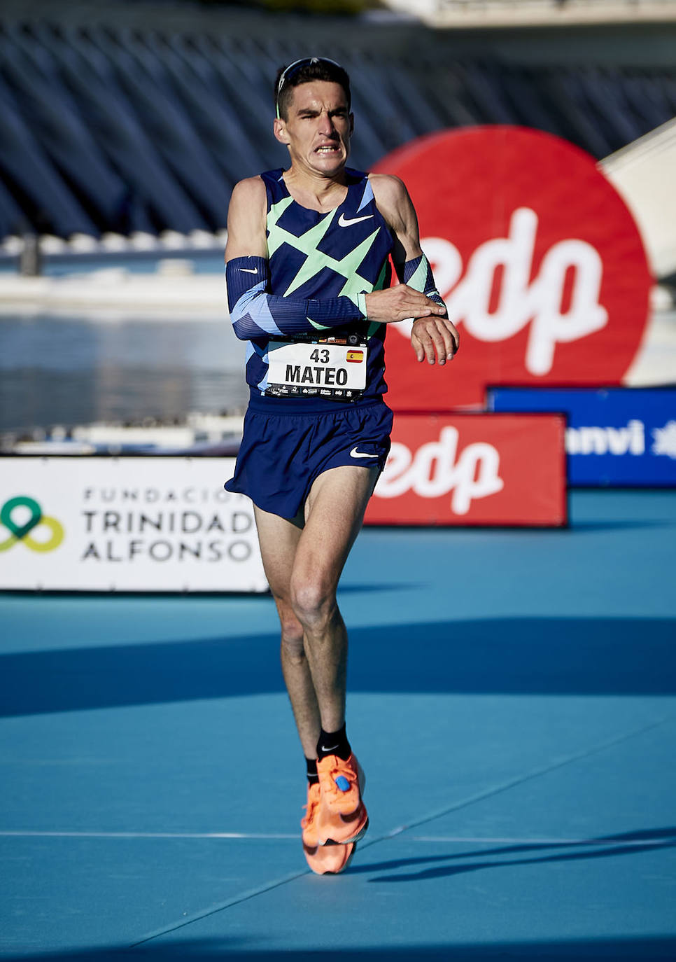 La 40 edición del Maratón Maratón de Valencia Fundación Trinidad Alfonso-EDP no ha sido como se planeó, puesto que la organización ha tenido que renunciar a la carrera popular, pero ha sido, igualmente, especial. La competición se ha celebrado a lo grande con dos carreras que han congregado a los mejores del mundo. En el maratón, el keniano Evans Chebet se ha impuesto con un tiempo de 2:03:00 horas, que supone un nuevo récord de la carrera valenciana y que la sitúa como el tercer maratón más rápido del mundo por detrás de Londres y Berlín. Además, el atleta Ayad Lamdassem ha batido el récord de España. 