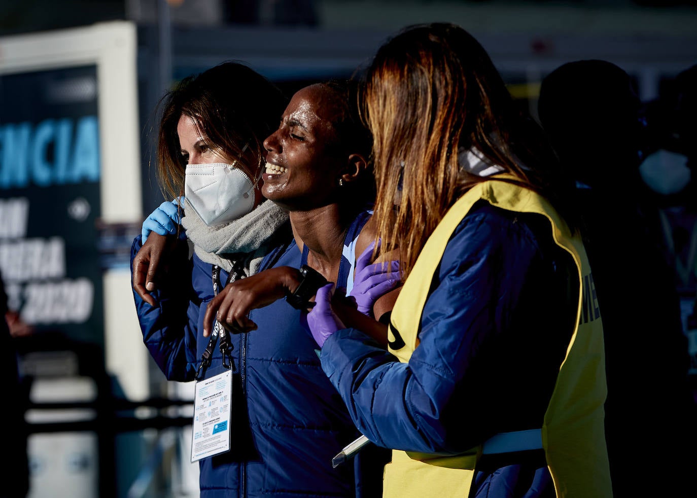 La 40 edición del Maratón Maratón de Valencia Fundación Trinidad Alfonso-EDP no ha sido como se planeó, puesto que la organización ha tenido que renunciar a la carrera popular, pero ha sido, igualmente, especial. La competición se ha celebrado a lo grande con dos carreras que han congregado a los mejores del mundo. En el maratón, el keniano Evans Chebet se ha impuesto con un tiempo de 2:03:00 horas, que supone un nuevo récord de la carrera valenciana y que la sitúa como el tercer maratón más rápido del mundo por detrás de Londres y Berlín. Además, el atleta Ayad Lamdassem ha batido el récord de España. 