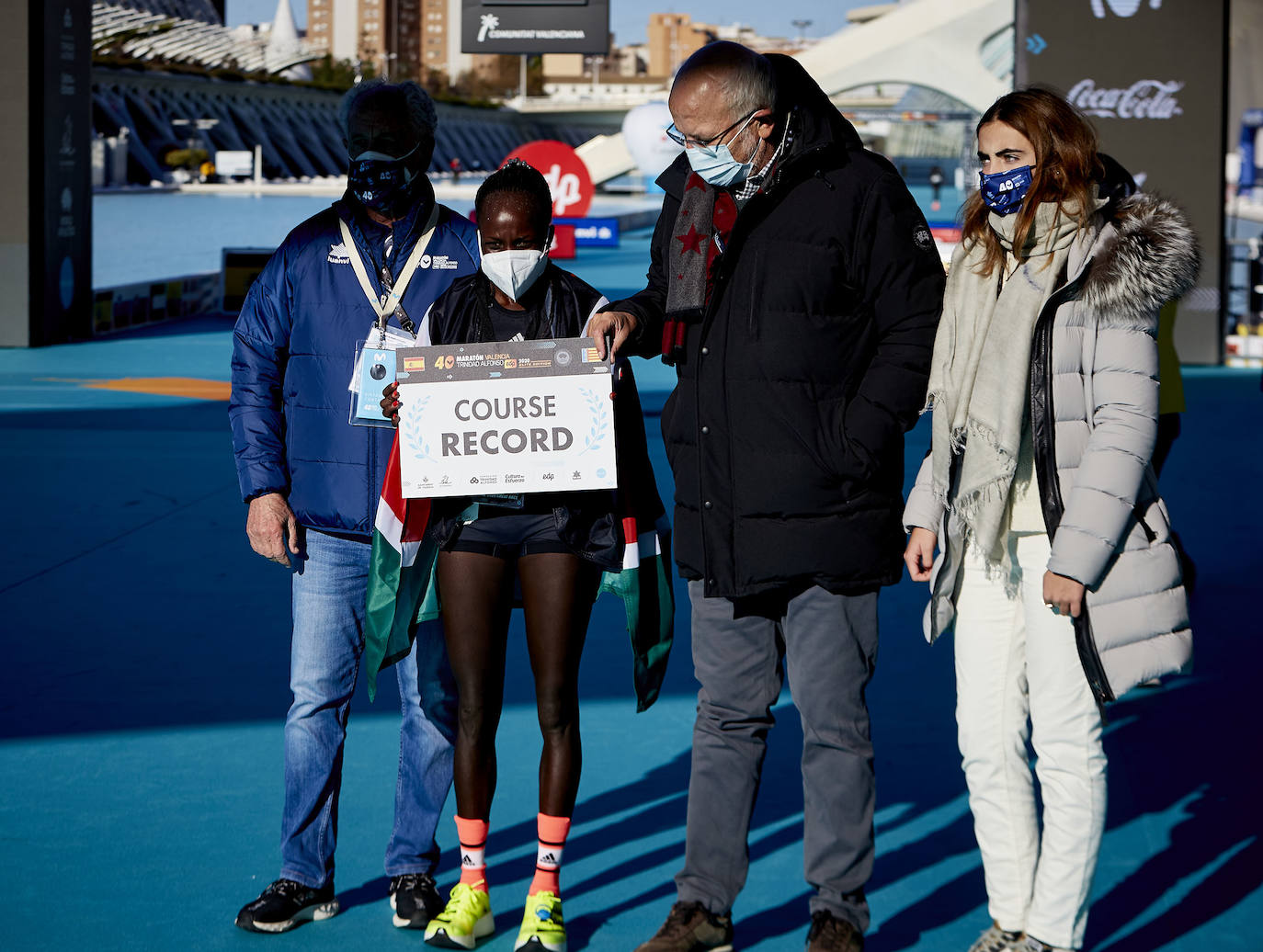 La 40 edición del Maratón Maratón de Valencia Fundación Trinidad Alfonso-EDP no ha sido como se planeó, puesto que la organización ha tenido que renunciar a la carrera popular, pero ha sido, igualmente, especial. La competición se ha celebrado a lo grande con dos carreras que han congregado a los mejores del mundo. En el maratón, el keniano Evans Chebet se ha impuesto con un tiempo de 2:03:00 horas, que supone un nuevo récord de la carrera valenciana y que la sitúa como el tercer maratón más rápido del mundo por detrás de Londres y Berlín. Además, el atleta Ayad Lamdassem ha batido el récord de España. 