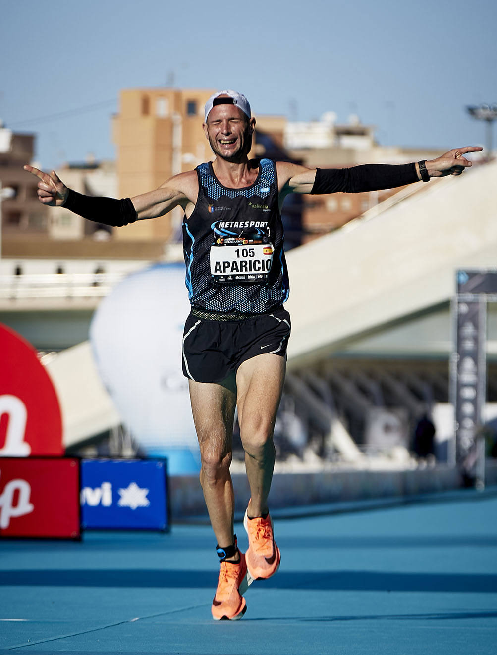 La 40 edición del Maratón Maratón de Valencia Fundación Trinidad Alfonso-EDP no ha sido como se planeó, puesto que la organización ha tenido que renunciar a la carrera popular, pero ha sido, igualmente, especial. La competición se ha celebrado a lo grande con dos carreras que han congregado a los mejores del mundo. En el maratón, el keniano Evans Chebet se ha impuesto con un tiempo de 2:03:00 horas, que supone un nuevo récord de la carrera valenciana y que la sitúa como el tercer maratón más rápido del mundo por detrás de Londres y Berlín. Además, el atleta Ayad Lamdassem ha batido el récord de España. 