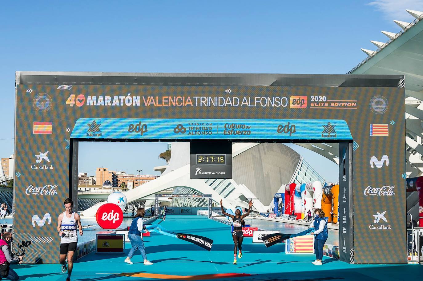 La 40 edición del Maratón Maratón de Valencia Fundación Trinidad Alfonso-EDP no ha sido como se planeó, puesto que la organización ha tenido que renunciar a la carrera popular, pero ha sido, igualmente, especial. La competición se ha celebrado a lo grande con dos carreras que han congregado a los mejores del mundo. En el maratón, el keniano Evans Chebet se ha impuesto con un tiempo de 2:03:00 horas, que supone un nuevo récord de la carrera valenciana y que la sitúa como el tercer maratón más rápido del mundo por detrás de Londres y Berlín. Además, el atleta Ayad Lamdassem ha batido el récord de España. 