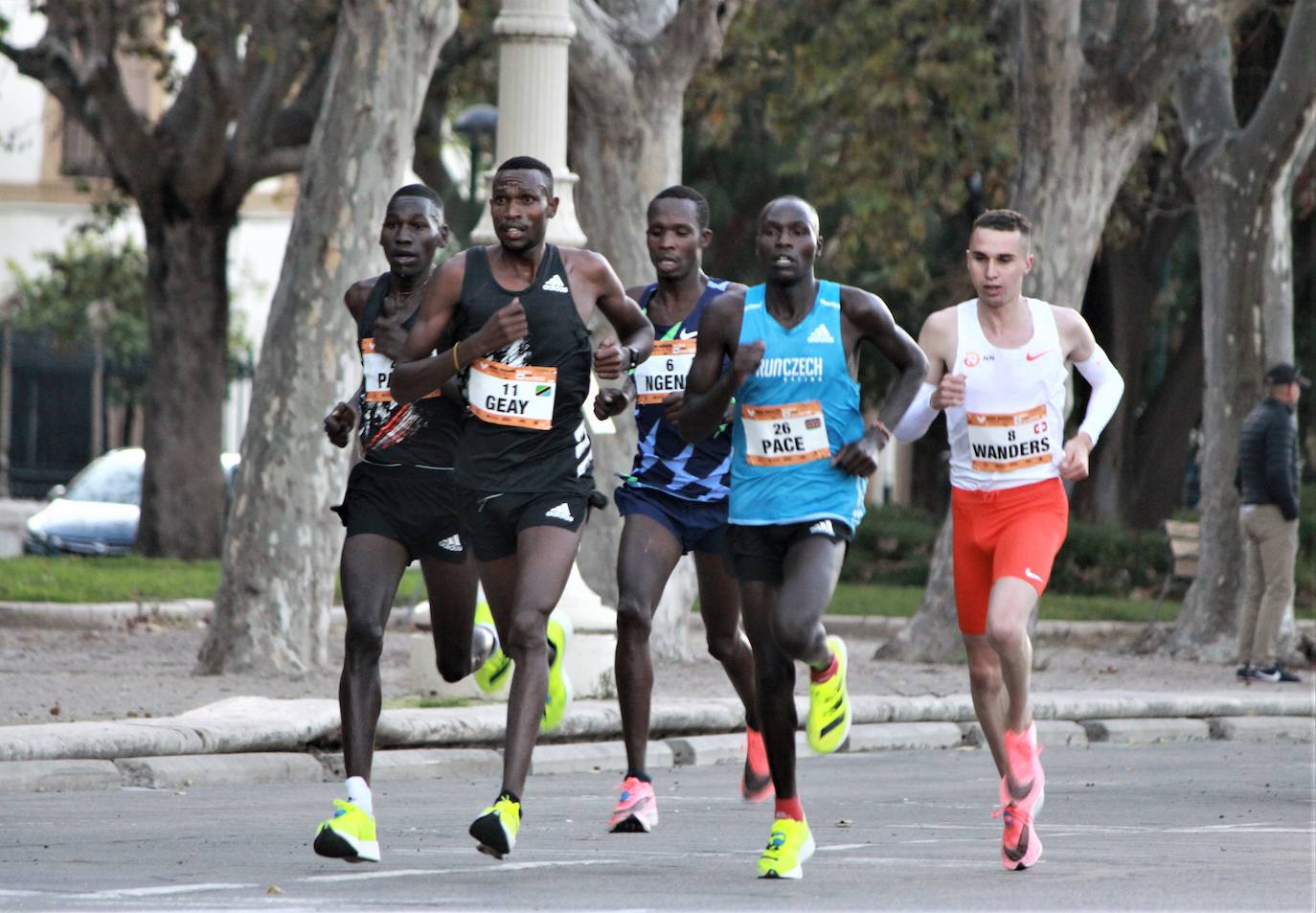 El atleta keniata Kibiwott Kandie ha destrozado el récord del Mundo en la Medio Maratón de Valencia este domingo con una marca de 57:32 minutos, rebajando en casi medio minuto la plusmarca de su compatriota Geoffrey Kamworor (58:01). En mujeres, la etíope Genzebe Dibaba vence en su debut con un tiempo de 1.05.16. Esta edición de la Medio Maratón de Valencia-Fundación Trinidad Alfonso puede ser considerada la mejor carrera de la distancia de todos los tiempos, ya que hasta cuatro corredores han entrado en meta mejorando la anterior marca mundial. 