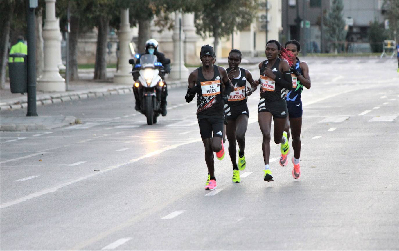 El atleta keniata Kibiwott Kandie ha destrozado el récord del Mundo en la Medio Maratón de Valencia este domingo con una marca de 57:32 minutos, rebajando en casi medio minuto la plusmarca de su compatriota Geoffrey Kamworor (58:01). En mujeres, la etíope Genzebe Dibaba vence en su debut con un tiempo de 1.05.16. Esta edición de la Medio Maratón de Valencia-Fundación Trinidad Alfonso puede ser considerada la mejor carrera de la distancia de todos los tiempos, ya que hasta cuatro corredores han entrado en meta mejorando la anterior marca mundial. 