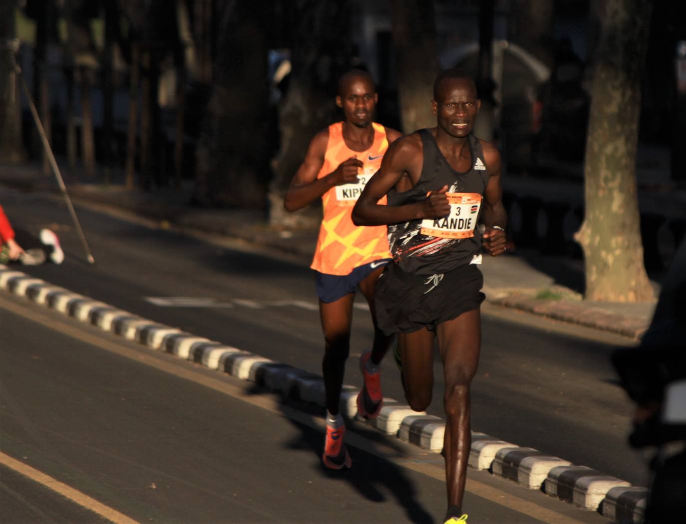 El atleta keniata Kibiwott Kandie ha destrozado el récord del Mundo en la Medio Maratón de Valencia este domingo con una marca de 57:32 minutos, rebajando en casi medio minuto la plusmarca de su compatriota Geoffrey Kamworor (58:01). En mujeres, la etíope Genzebe Dibaba vence en su debut con un tiempo de 1.05.16. Esta edición de la Medio Maratón de Valencia-Fundación Trinidad Alfonso puede ser considerada la mejor carrera de la distancia de todos los tiempos, ya que hasta cuatro corredores han entrado en meta mejorando la anterior marca mundial. 