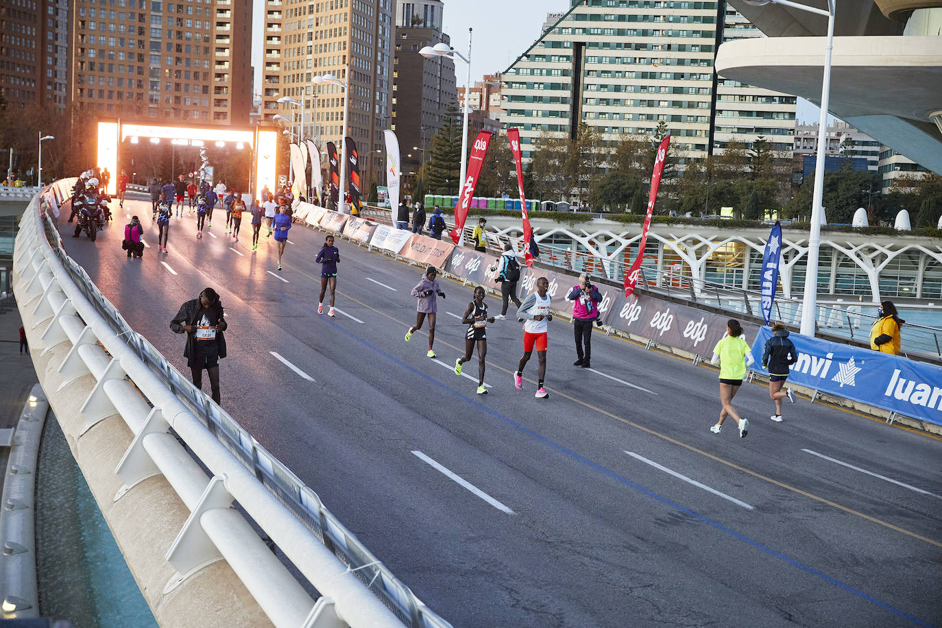 El atleta keniata Kibiwott Kandie ha destrozado el récord del Mundo en la Medio Maratón de Valencia este domingo con una marca de 57:32 minutos, rebajando en casi medio minuto la plusmarca de su compatriota Geoffrey Kamworor (58:01). En mujeres, la etíope Genzebe Dibaba vence en su debut con un tiempo de 1.05.16. Esta edición de la Medio Maratón de Valencia-Fundación Trinidad Alfonso puede ser considerada la mejor carrera de la distancia de todos los tiempos, ya que hasta cuatro corredores han entrado en meta mejorando la anterior marca mundial. 