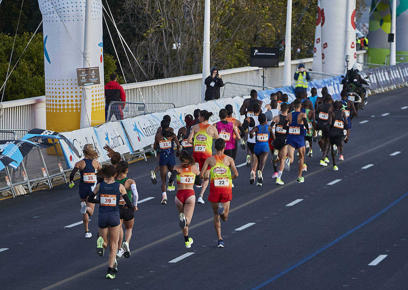 El atleta keniata Kibiwott Kandie ha destrozado el récord del Mundo en la Medio Maratón de Valencia este domingo con una marca de 57:32 minutos, rebajando en casi medio minuto la plusmarca de su compatriota Geoffrey Kamworor (58:01). En mujeres, la etíope Genzebe Dibaba vence en su debut con un tiempo de 1.05.16. Esta edición de la Medio Maratón de Valencia-Fundación Trinidad Alfonso puede ser considerada la mejor carrera de la distancia de todos los tiempos, ya que hasta cuatro corredores han entrado en meta mejorando la anterior marca mundial. 