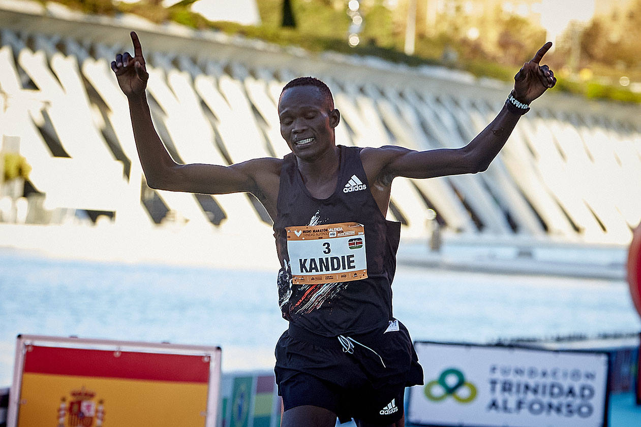 El atleta keniata Kibiwott Kandie ha destrozado el récord del Mundo en la Medio Maratón de Valencia este domingo con una marca de 57:32 minutos, rebajando en casi medio minuto la plusmarca de su compatriota Geoffrey Kamworor (58:01). En mujeres, la etíope Genzebe Dibaba vence en su debut con un tiempo de 1.05.16. Esta edición de la Medio Maratón de Valencia-Fundación Trinidad Alfonso puede ser considerada la mejor carrera de la distancia de todos los tiempos, ya que hasta cuatro corredores han entrado en meta mejorando la anterior marca mundial. 