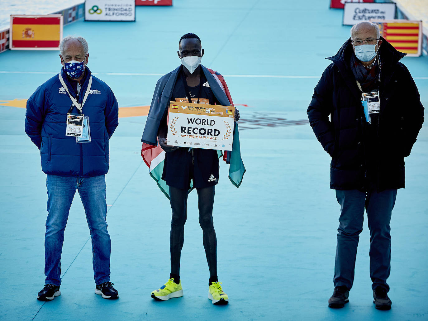 El atleta keniata Kibiwott Kandie ha destrozado el récord del Mundo en la Medio Maratón de Valencia este domingo con una marca de 57:32 minutos, rebajando en casi medio minuto la plusmarca de su compatriota Geoffrey Kamworor (58:01). En mujeres, la etíope Genzebe Dibaba vence en su debut con un tiempo de 1.05.16. Esta edición de la Medio Maratón de Valencia-Fundación Trinidad Alfonso puede ser considerada la mejor carrera de la distancia de todos los tiempos, ya que hasta cuatro corredores han entrado en meta mejorando la anterior marca mundial. 