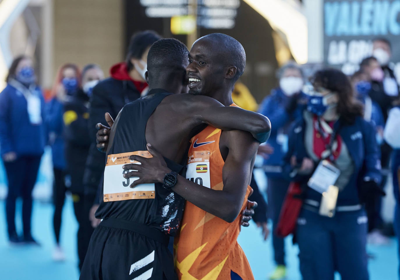 El atleta keniata Kibiwott Kandie ha destrozado el récord del Mundo en la Medio Maratón de Valencia este domingo con una marca de 57:32 minutos, rebajando en casi medio minuto la plusmarca de su compatriota Geoffrey Kamworor (58:01). En mujeres, la etíope Genzebe Dibaba vence en su debut con un tiempo de 1.05.16. Esta edición de la Medio Maratón de Valencia-Fundación Trinidad Alfonso puede ser considerada la mejor carrera de la distancia de todos los tiempos, ya que hasta cuatro corredores han entrado en meta mejorando la anterior marca mundial. 