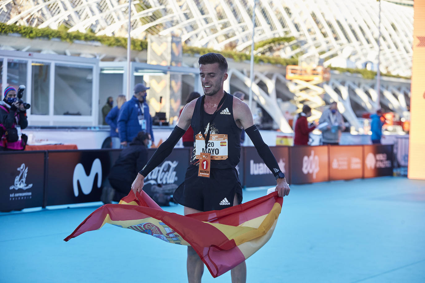 El atleta keniata Kibiwott Kandie ha destrozado el récord del Mundo en la Medio Maratón de Valencia este domingo con una marca de 57:32 minutos, rebajando en casi medio minuto la plusmarca de su compatriota Geoffrey Kamworor (58:01). En mujeres, la etíope Genzebe Dibaba vence en su debut con un tiempo de 1.05.16. Esta edición de la Medio Maratón de Valencia-Fundación Trinidad Alfonso puede ser considerada la mejor carrera de la distancia de todos los tiempos, ya que hasta cuatro corredores han entrado en meta mejorando la anterior marca mundial. 