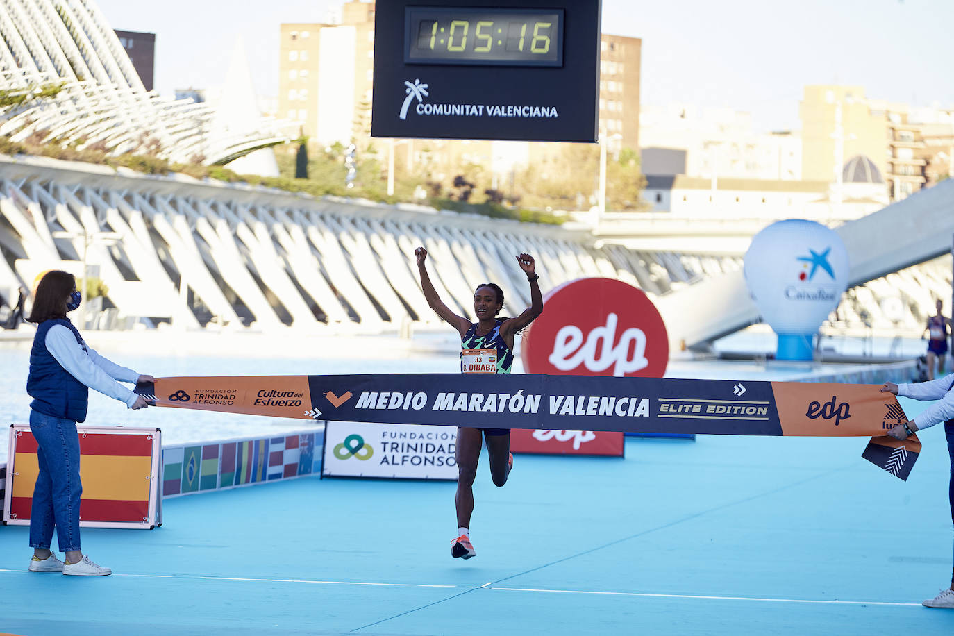 El atleta keniata Kibiwott Kandie ha destrozado el récord del Mundo en la Medio Maratón de Valencia este domingo con una marca de 57:32 minutos, rebajando en casi medio minuto la plusmarca de su compatriota Geoffrey Kamworor (58:01). En mujeres, la etíope Genzebe Dibaba vence en su debut con un tiempo de 1.05.16. Esta edición de la Medio Maratón de Valencia-Fundación Trinidad Alfonso puede ser considerada la mejor carrera de la distancia de todos los tiempos, ya que hasta cuatro corredores han entrado en meta mejorando la anterior marca mundial. 