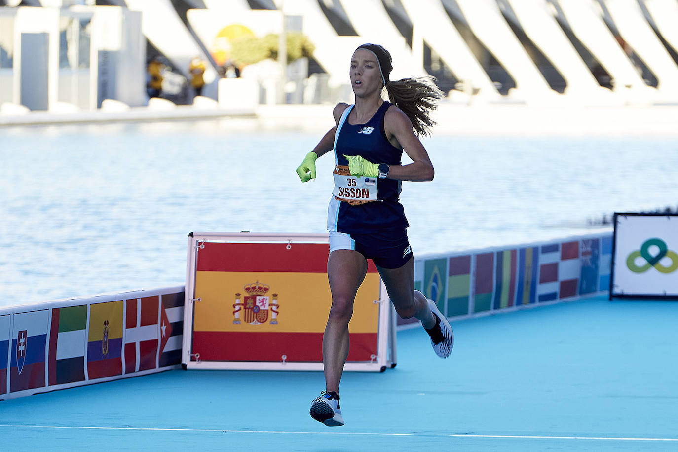 El atleta keniata Kibiwott Kandie ha destrozado el récord del Mundo en la Medio Maratón de Valencia este domingo con una marca de 57:32 minutos, rebajando en casi medio minuto la plusmarca de su compatriota Geoffrey Kamworor (58:01). En mujeres, la etíope Genzebe Dibaba vence en su debut con un tiempo de 1.05.16. Esta edición de la Medio Maratón de Valencia-Fundación Trinidad Alfonso puede ser considerada la mejor carrera de la distancia de todos los tiempos, ya que hasta cuatro corredores han entrado en meta mejorando la anterior marca mundial. 