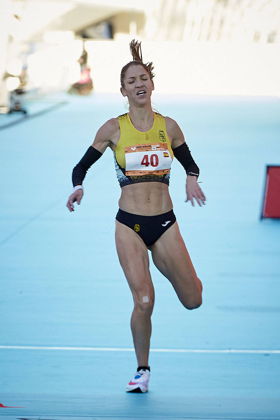 El atleta keniata Kibiwott Kandie ha destrozado el récord del Mundo en la Medio Maratón de Valencia este domingo con una marca de 57:32 minutos, rebajando en casi medio minuto la plusmarca de su compatriota Geoffrey Kamworor (58:01). En mujeres, la etíope Genzebe Dibaba vence en su debut con un tiempo de 1.05.16. Esta edición de la Medio Maratón de Valencia-Fundación Trinidad Alfonso puede ser considerada la mejor carrera de la distancia de todos los tiempos, ya que hasta cuatro corredores han entrado en meta mejorando la anterior marca mundial. 