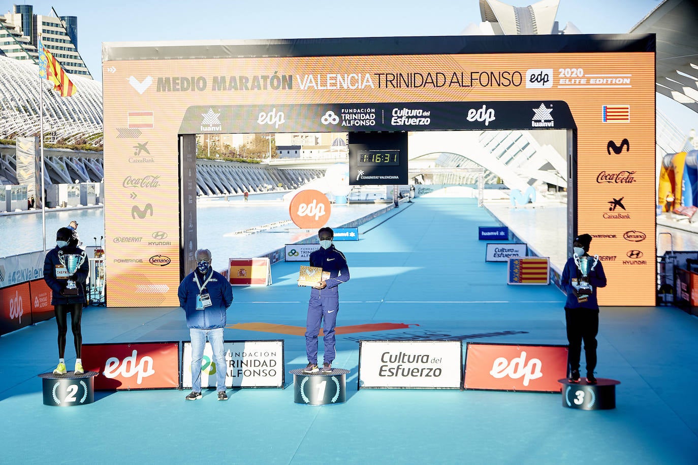 El atleta keniata Kibiwott Kandie ha destrozado el récord del Mundo en la Medio Maratón de Valencia este domingo con una marca de 57:32 minutos, rebajando en casi medio minuto la plusmarca de su compatriota Geoffrey Kamworor (58:01). En mujeres, la etíope Genzebe Dibaba vence en su debut con un tiempo de 1.05.16. Esta edición de la Medio Maratón de Valencia-Fundación Trinidad Alfonso puede ser considerada la mejor carrera de la distancia de todos los tiempos, ya que hasta cuatro corredores han entrado en meta mejorando la anterior marca mundial. 