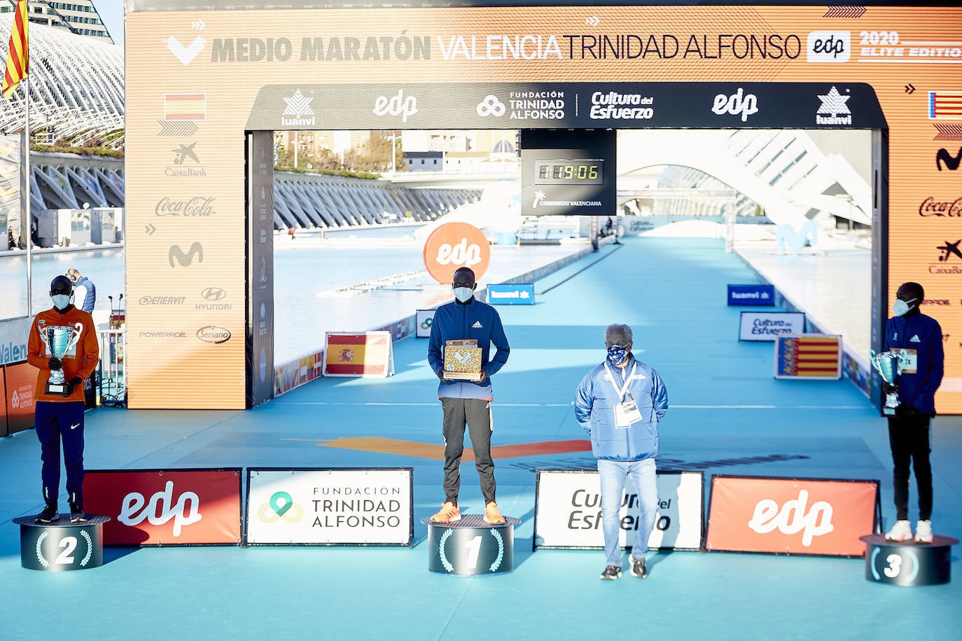 El atleta keniata Kibiwott Kandie ha destrozado el récord del Mundo en la Medio Maratón de Valencia este domingo con una marca de 57:32 minutos, rebajando en casi medio minuto la plusmarca de su compatriota Geoffrey Kamworor (58:01). En mujeres, la etíope Genzebe Dibaba vence en su debut con un tiempo de 1.05.16. Esta edición de la Medio Maratón de Valencia-Fundación Trinidad Alfonso puede ser considerada la mejor carrera de la distancia de todos los tiempos, ya que hasta cuatro corredores han entrado en meta mejorando la anterior marca mundial. 