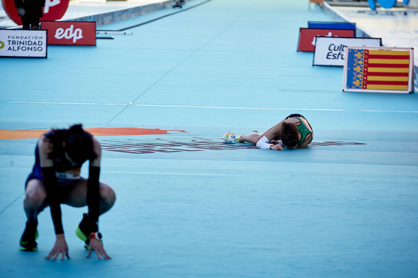 El atleta keniata Kibiwott Kandie ha destrozado el récord del Mundo en la Medio Maratón de Valencia este domingo con una marca de 57:32 minutos, rebajando en casi medio minuto la plusmarca de su compatriota Geoffrey Kamworor (58:01). En mujeres, la etíope Genzebe Dibaba vence en su debut con un tiempo de 1.05.16. Esta edición de la Medio Maratón de Valencia-Fundación Trinidad Alfonso puede ser considerada la mejor carrera de la distancia de todos los tiempos, ya que hasta cuatro corredores han entrado en meta mejorando la anterior marca mundial. 