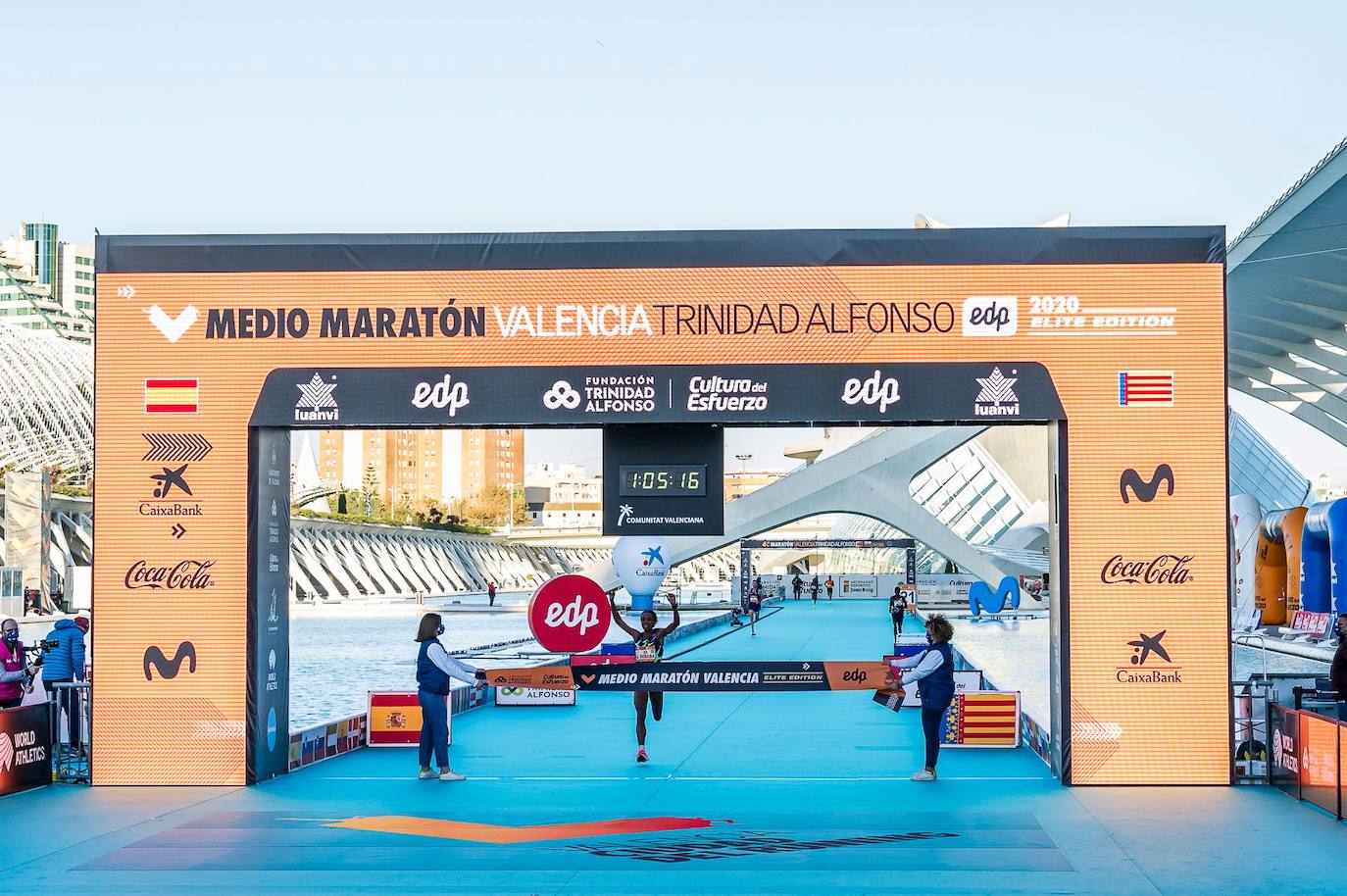 El atleta keniata Kibiwott Kandie ha destrozado el récord del Mundo en la Medio Maratón de Valencia este domingo con una marca de 57:32 minutos, rebajando en casi medio minuto la plusmarca de su compatriota Geoffrey Kamworor (58:01). En mujeres, la etíope Genzebe Dibaba vence en su debut con un tiempo de 1.05.16. Esta edición de la Medio Maratón de Valencia-Fundación Trinidad Alfonso puede ser considerada la mejor carrera de la distancia de todos los tiempos, ya que hasta cuatro corredores han entrado en meta mejorando la anterior marca mundial. 