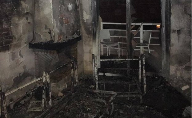 Una chispa de una chimenea provoca el incendio de una vivienda en Jávea