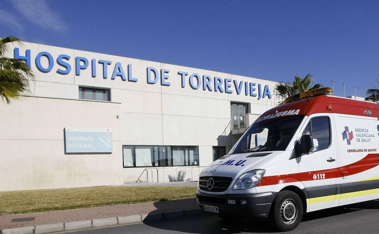 El herido fue trasladado al Hospital de Torrevieja con politraumatismos. 