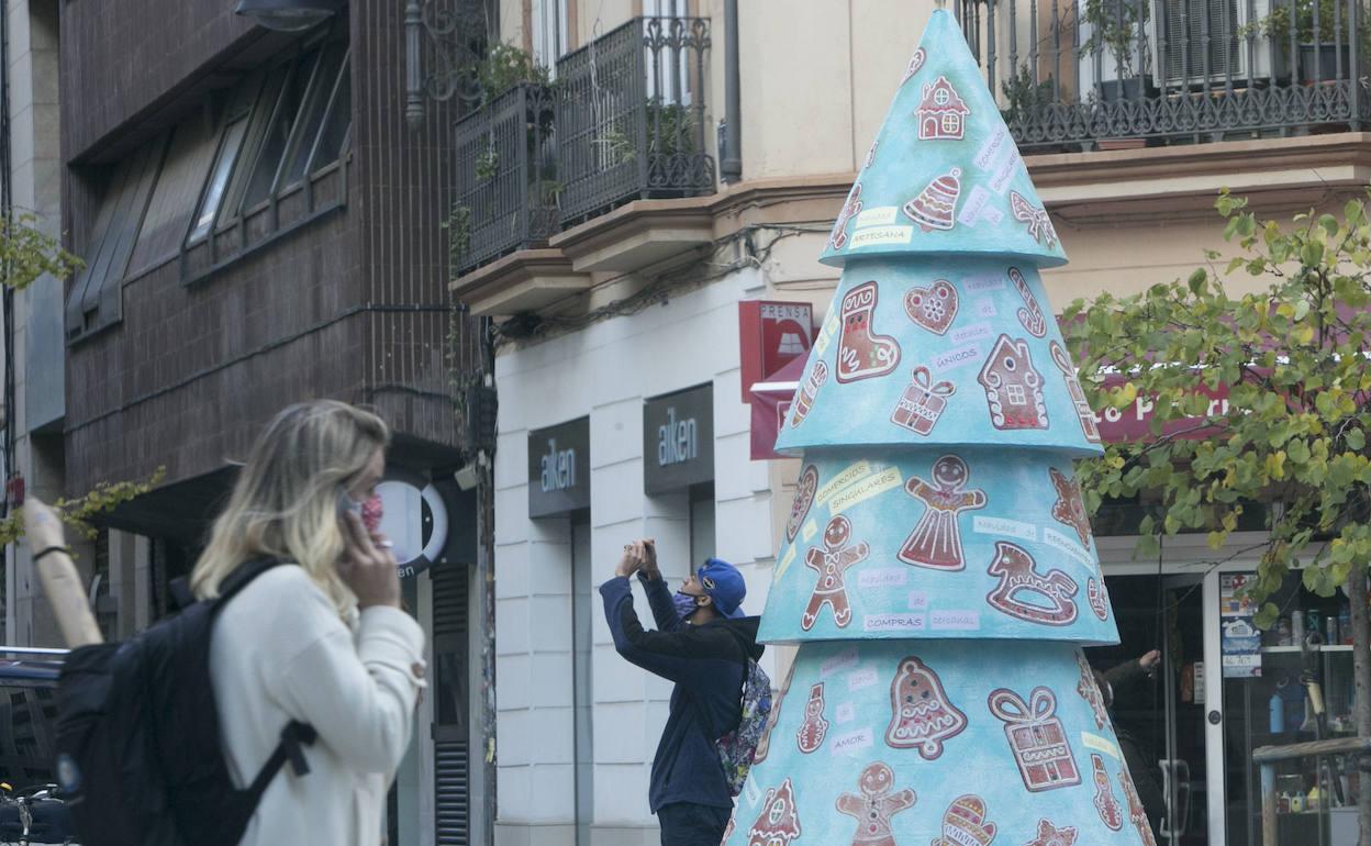 Los comercios montan árboles de Navidad en el Ensanche para atraer visitantes