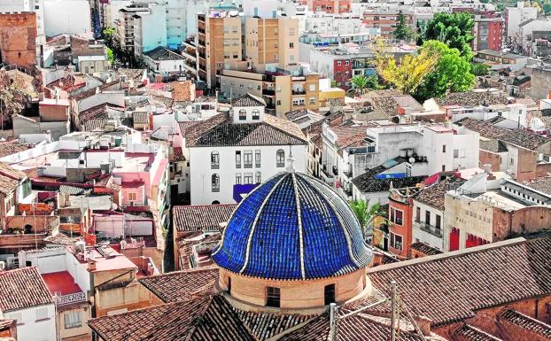 Vista aérea de una zona del Buñol y su ayuntamiento.