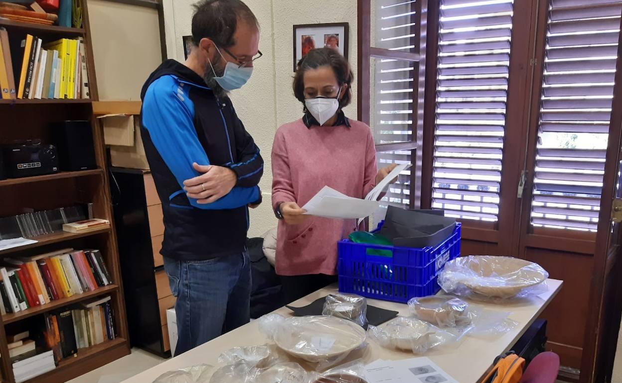 Ernesto Manzanedo, director del Museo de Paterna, y Elvira Aura, de la UPV. 