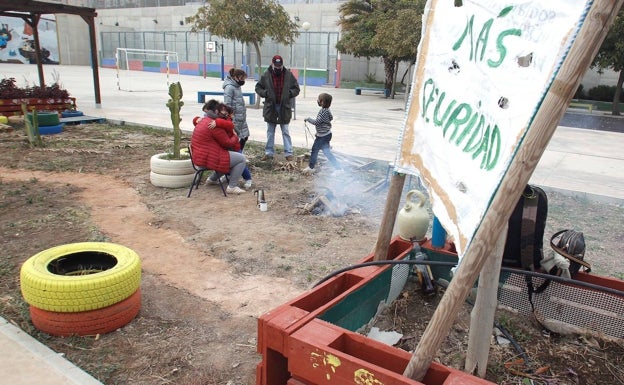Los padres permanecen durante este puente en el colegio con sus hijos reivindicando más seguridad. 